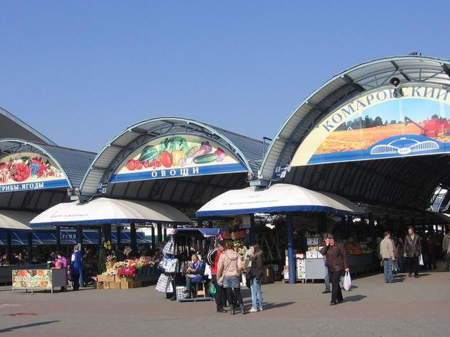 Овощные ряды на Комаровском рынке Минска