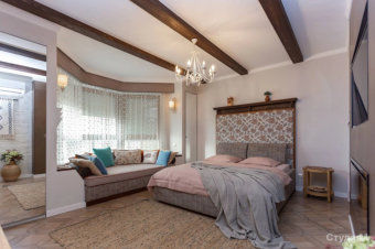 Спальня с телевизором и камином