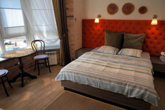 Роскошная спальня со столиком