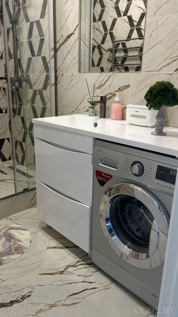 Тумба с раковиной и декором, стеклянная душевая, мраморные плиты и фронтальная стиральная машина «LG», контейнер «Capri».