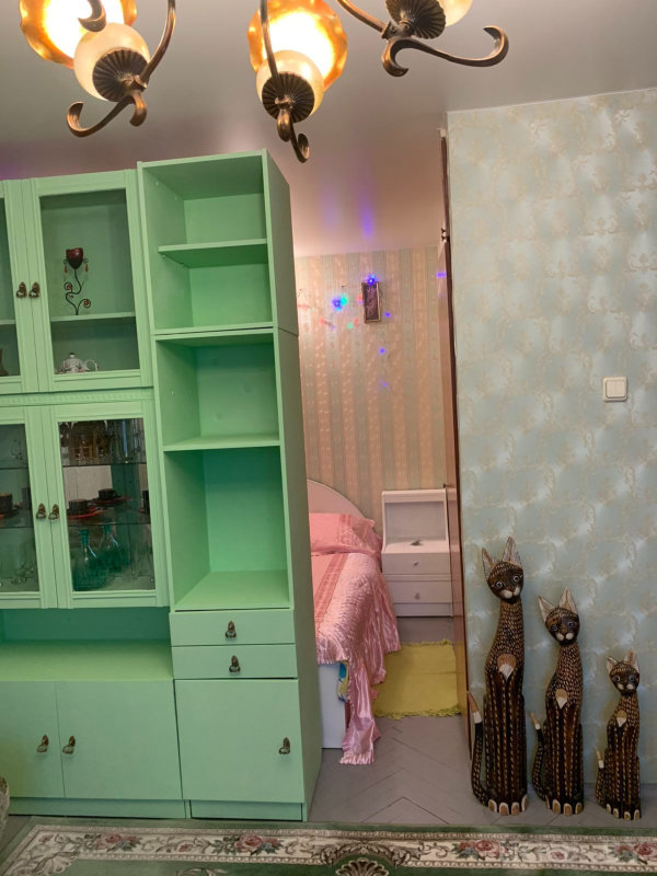 Композиция с шкафом, проходом в спальню, кроватью, ковром, люстрой и декоративными фигурками.