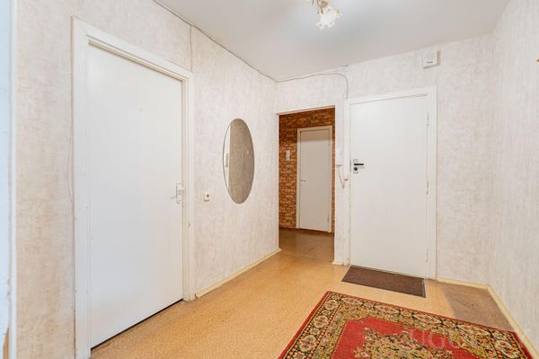 Настенное зеркало в прихожей