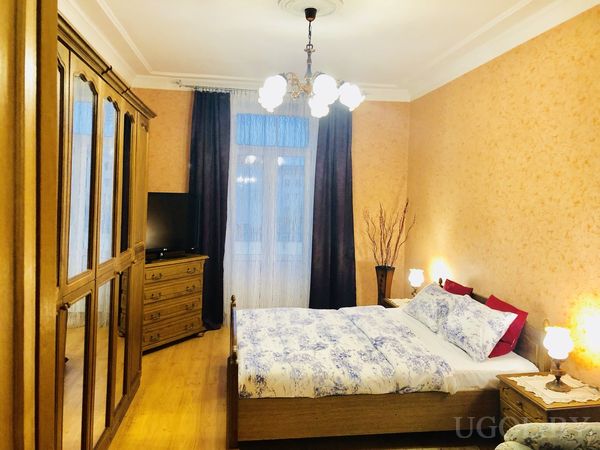 Стильная спальня с телевизором
