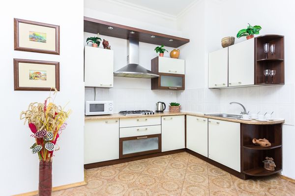Угловая кухня в белых тонах