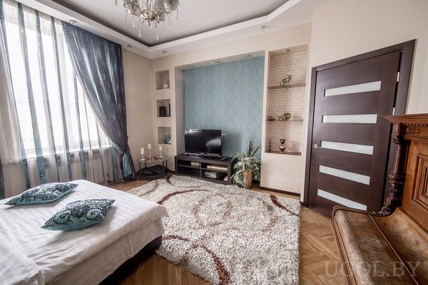 Светлая спальня в голубых тонах