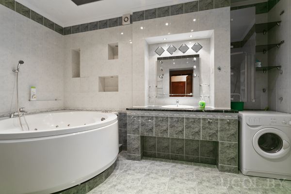 Стиральная машинка в ванной комнате