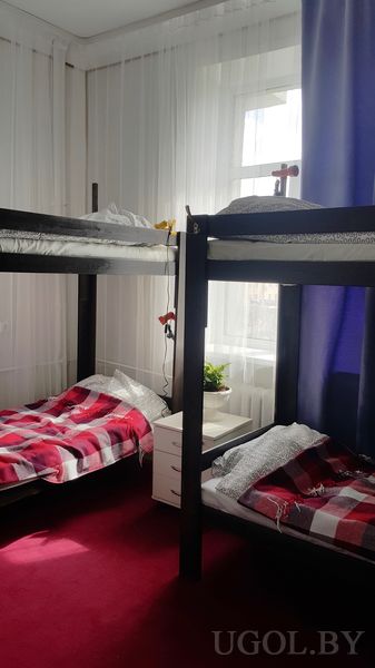 Кровати и тумбочка