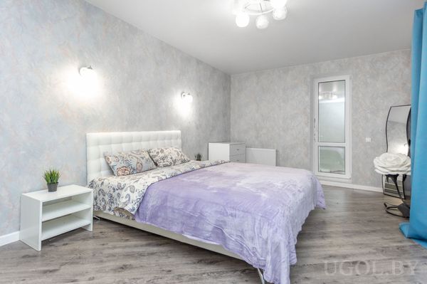 Стильная спальня в свелых тонах