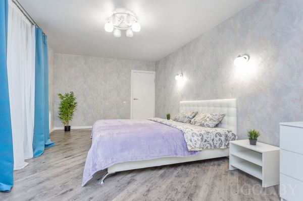 Просторная светлая спальня