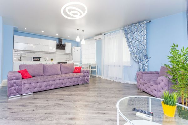 Кухня гостиная в сине балых тонах