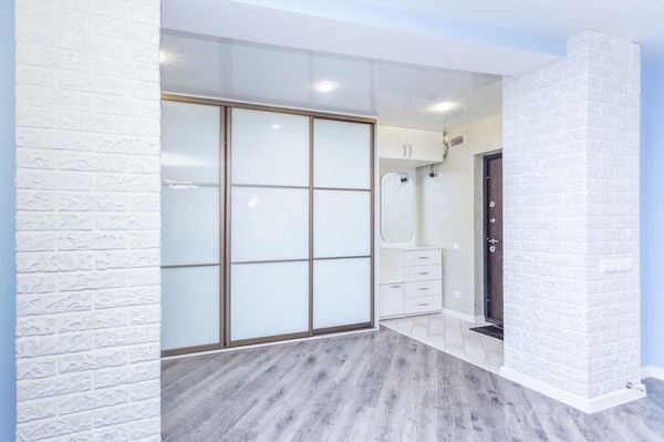 Просторная прихожая со шкафами