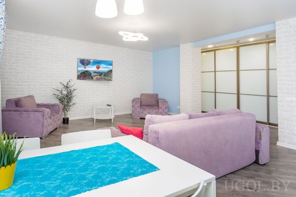 Большой обеденный стол на кухне