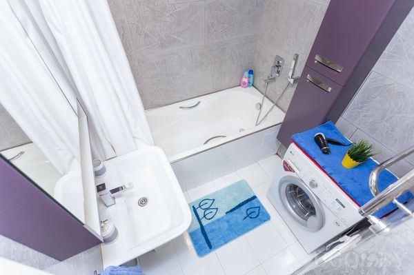 Стиральная машинка в ванной комнате