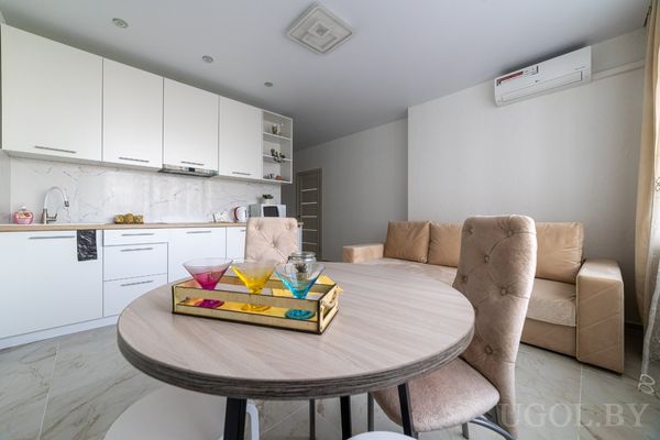 Удобный стол в гостиной