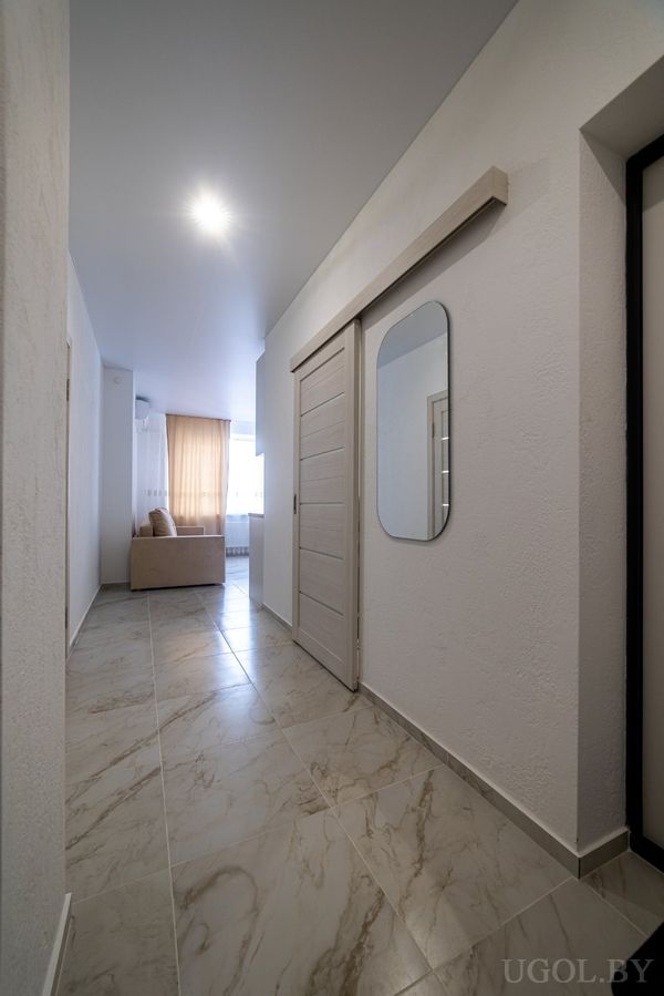 Настенное зеркало в прихожей