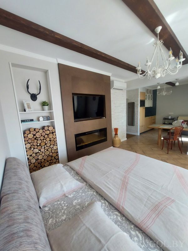 Большая двуспальная кровать