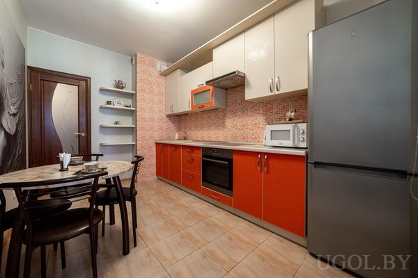 Вместительный холодильник на кухне