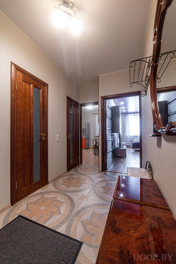 Тумбочка в прихожей