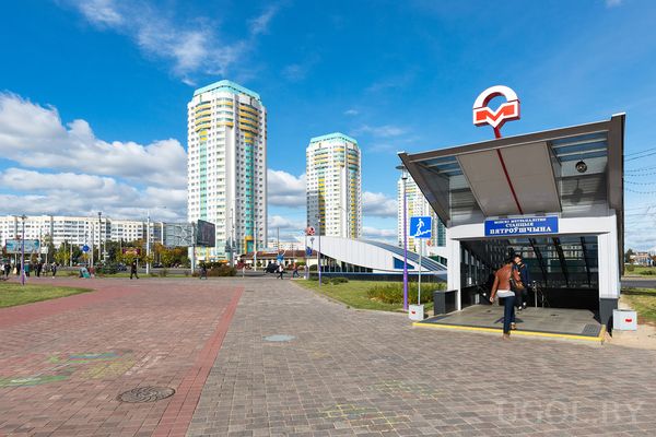 Зона с крытым входом, жилыми домами, плиткой, газоном и дневным освещением.