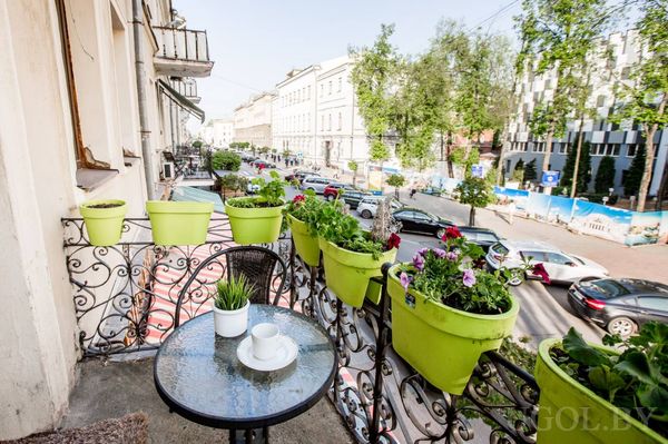 Вид с балкона на проспект