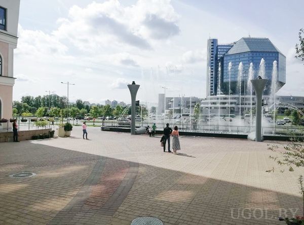 Вид на национальную библиотеку рядом