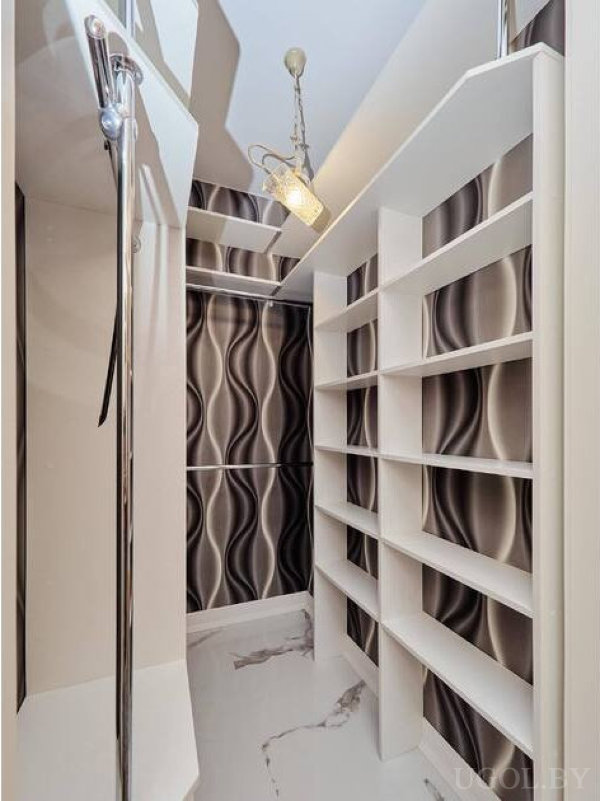 Белые полки, мраморный пол, хромированная вешалка и обои с волнами в чёрно-серой гамме.