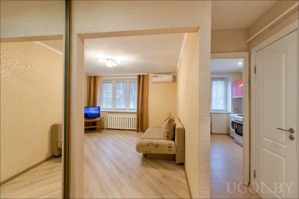 Шкаф с зеркалом в прихожей