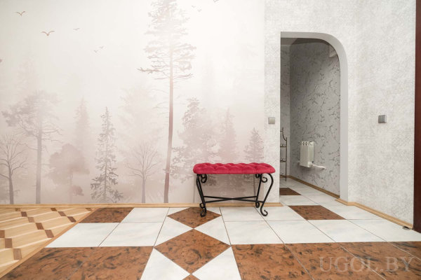 Фреска с птицами, геометрический пол, арочный проход и декоративная скамья.