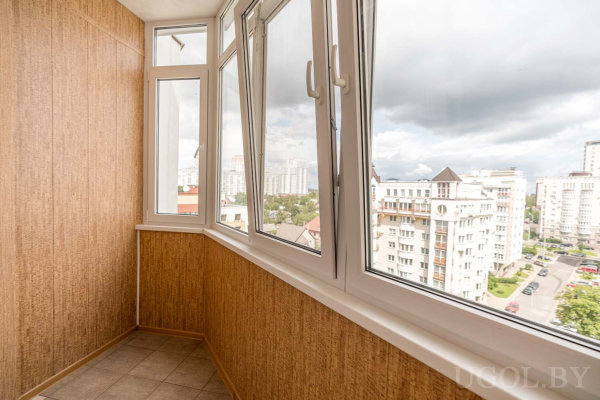 Деревянная отделка, керамический пол, открытые окна и вид на жилые дома.