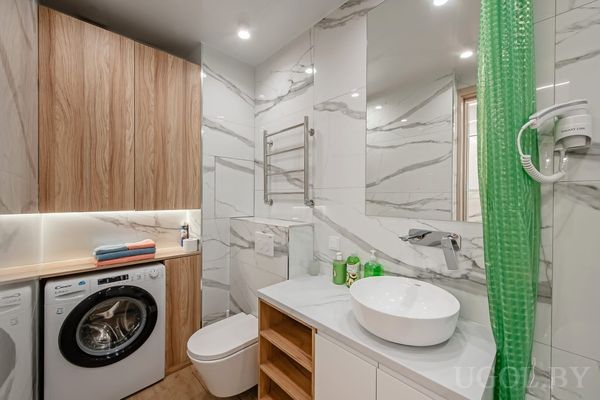 Современный санузел с раковиной, стиральной машиной и деревянными элементами