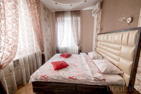 Двуспальная кровать с высоким изголовьем
