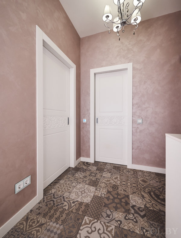 Плитка с узорами, сиреневая отделка, люстра и разъёмы на стене в компактном пространстве.