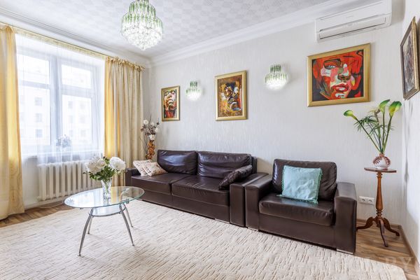 Кожаный диван в гостиной