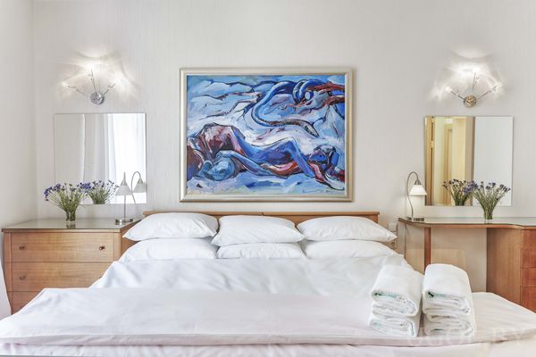 Шикарная двуспальная кровать