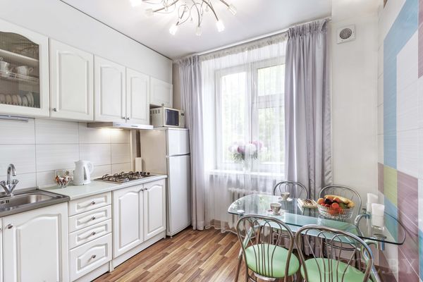 Серо белая кухня