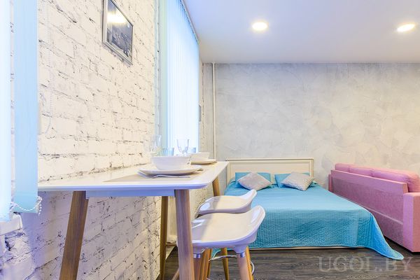 Столик у окна