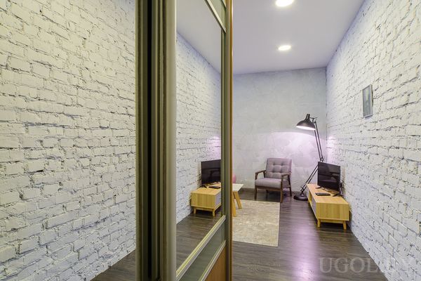 Коридор с зеркальным шкафом