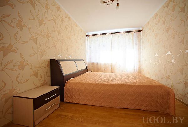 Уютная двухкомнатная квартира после ремонта, новая мебель, широкая кровать, два ТВ, вид на ЦУМ и ЛИДО, парковка во дворе, 5 минут до Комаровки.