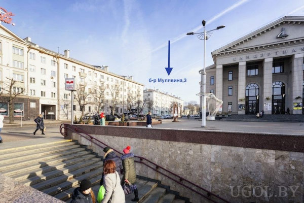 Городская сцена с лестницей, прохожими, зданием с колоннами и адресной стрелкой.