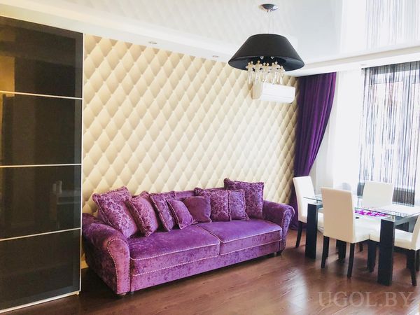 Сиреневый диван в гостиной