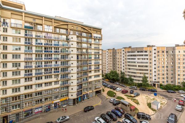 Вид во двор из окна