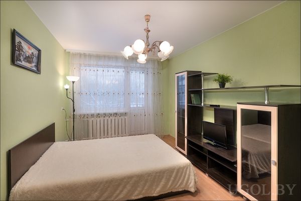 Уютная двухкомнатная квартира с двуспальной кроватью, ТВ-зоной и свежим ремонтом. Рядом метро «Пролетарская» и пл. «Ванеева».