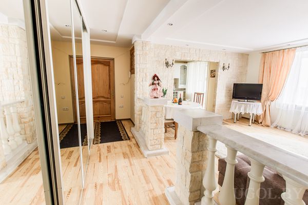 Коридор с зеркальным шкафом