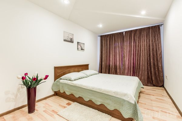 Современная спальня в светлых тонах