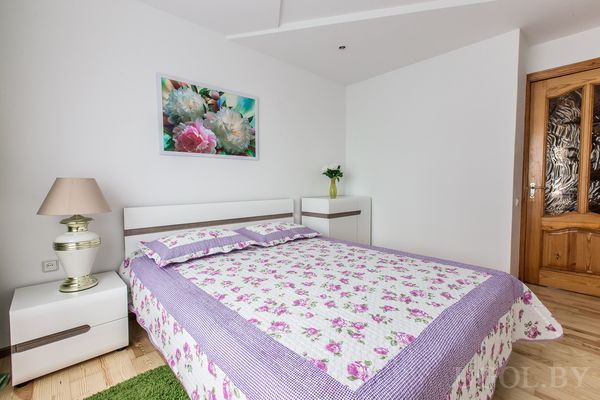 Спальня в современном стиле в светлых тонах