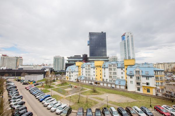 Вид во двор из окна