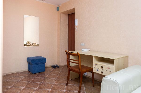 Удобный стол со стулом