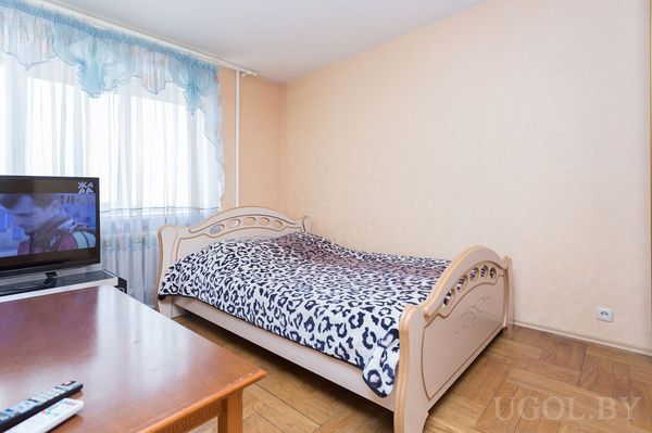 Двуспальная кровать в гостиной