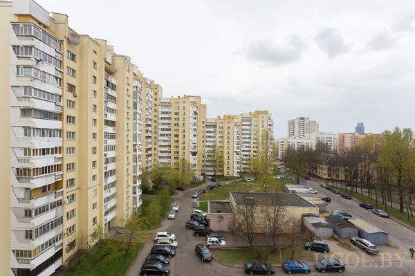 Вид во двор из окна