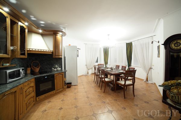 Большой обеденный стол на кухне